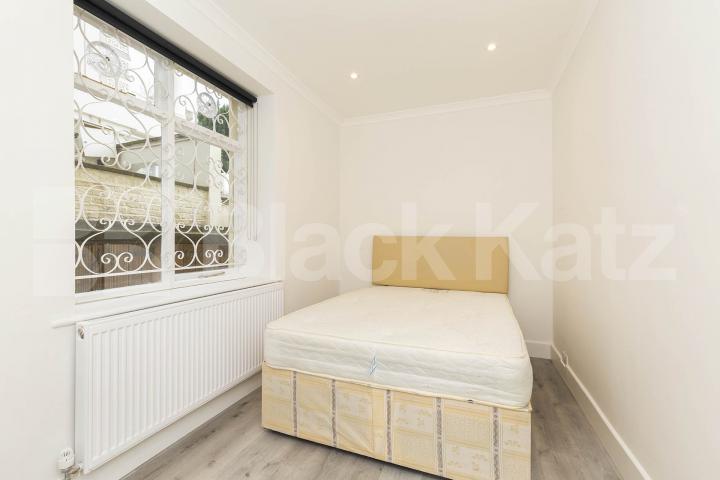 Newly refurbished 2 bed in a stunning period building mins to tube & heath Belsize Park Gardens, Hampstead - Belsize Park